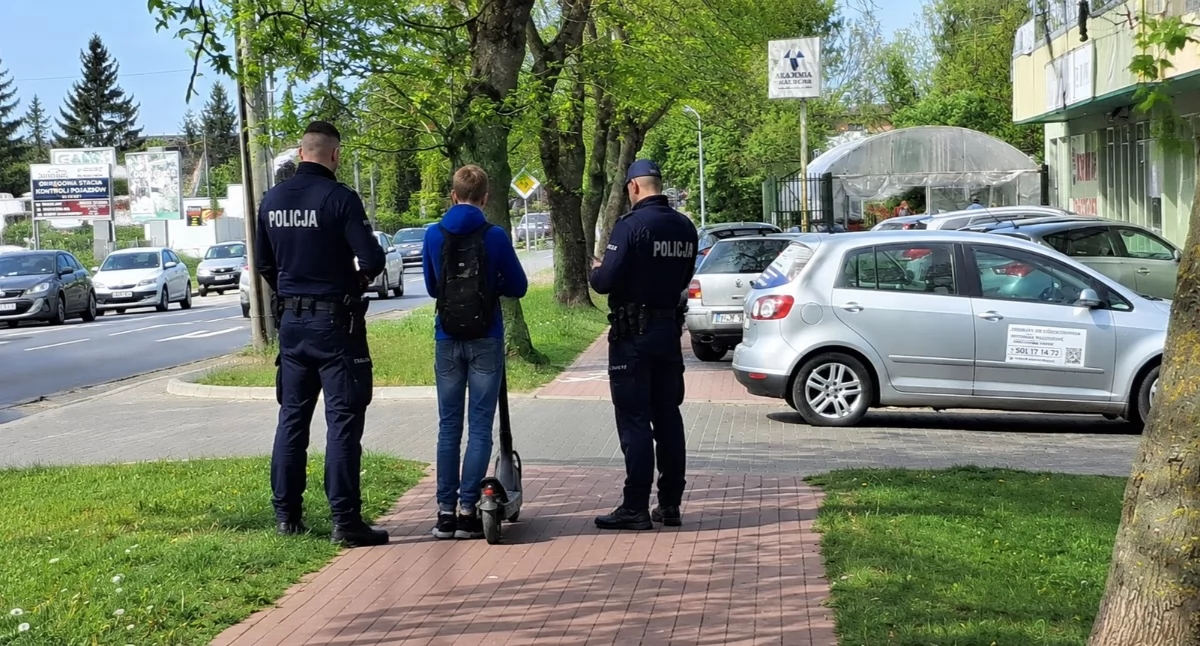 Kronika kryminalna, jechał hulajnogą kasku ojciec dostał mandatu - zdjęcie, fotografia