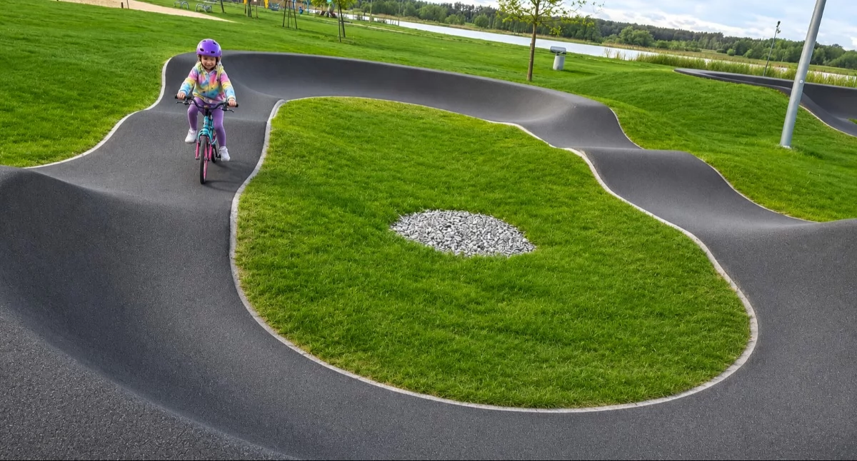 Inne dyscypliny, Sztuczne lodowisko pumptrack boisko dostały dofinansowanie województwa - zdjęcie, fotografia