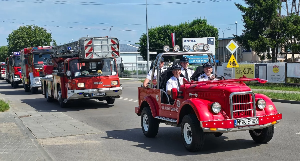 Uwagę przykuwał wóz strażacki OSP Długie Kamieńskie, za kierownicą radny gminy Ceranów Marek Powierza