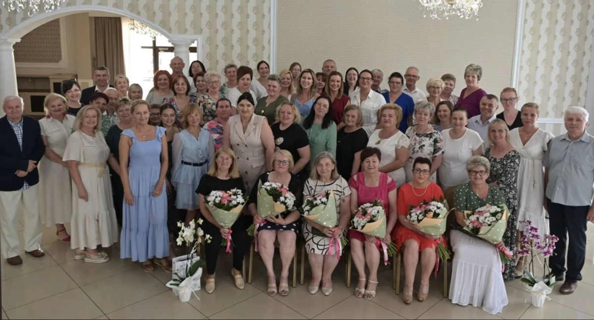 Edukacja, Pożegnanie gminie Sterdyń pracownikami odchodzącymi emeryturę szkołą Łazowie - zdjęcie, fotografia