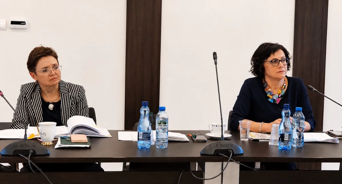 Sekretarz Urszula Rozbicka i burmistrz Iwona Kublik na posiedzeniu komisji Rady Miejskiej, 21 marca 2025 r.