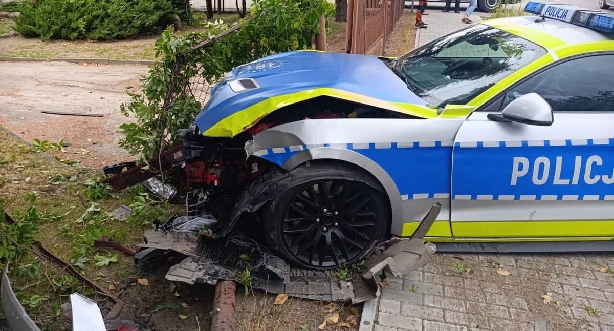 Wypadki drogowe, Słynny Mustang policyjnych barwach rozbity - zdjęcie, fotografia
