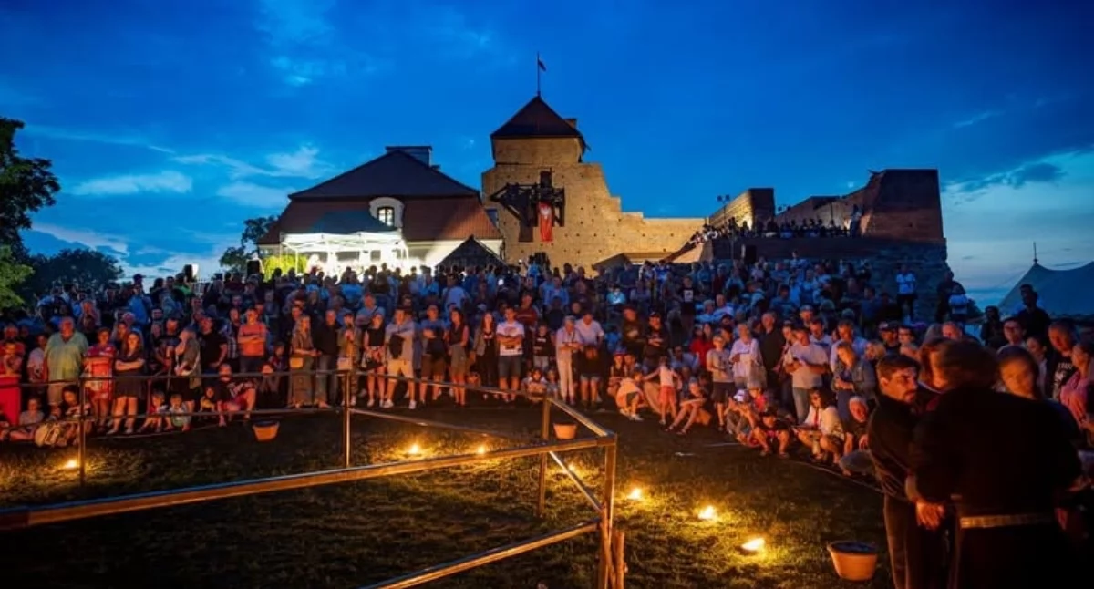 Imprezy, Teatralne spektakle niezwykłej scenerii Zamek Liwie zaprasza Festiwal Teatralny - zdjęcie, fotografia