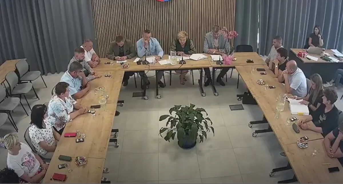 Radni i rady samorządowe, Upalne sesji Sterdyni było gorąco Poszło podwyżki - zdjęcie, fotografia