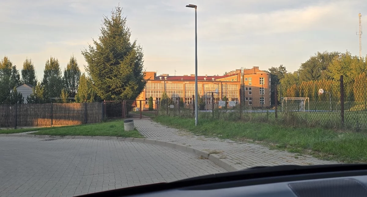 Edukacja, Rodzice dowozić uczniów „Jedynki” możecie tylko Polnej - zdjęcie, fotografia