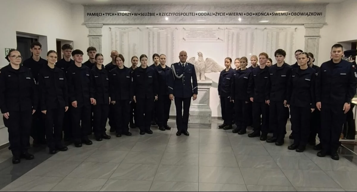 Edukacja, Uczniowie „Szarej” odwiedzili Kancelarię Premiera Komendę Główną Policji wieczorem - zdjęcie, fotografia
