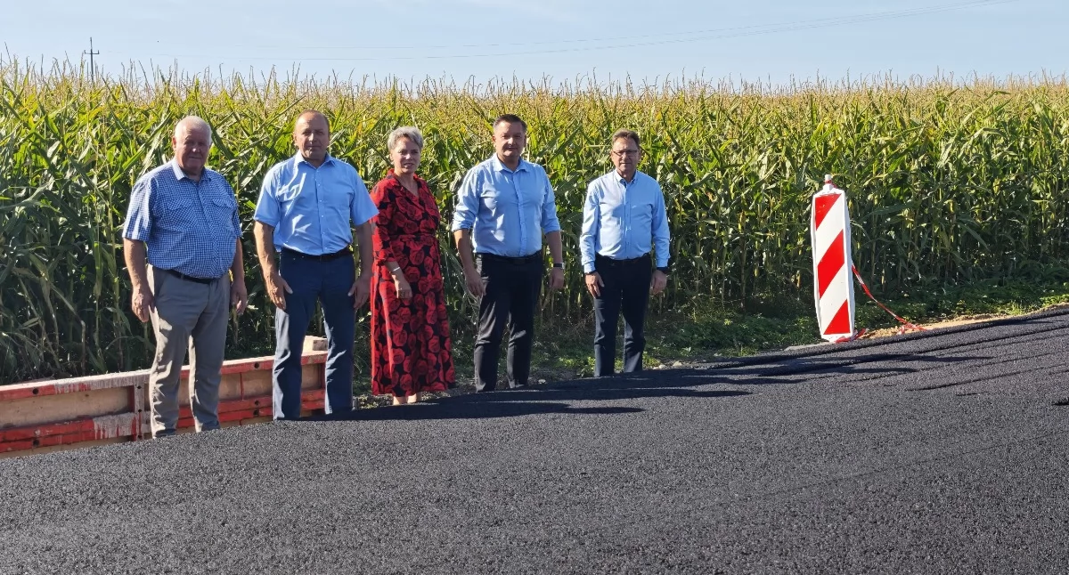 Inwestycje, Ważny remont finiszu „nadbużance kładą właśnie drugą warstwę asfaltu - zdjęcie, fotografia