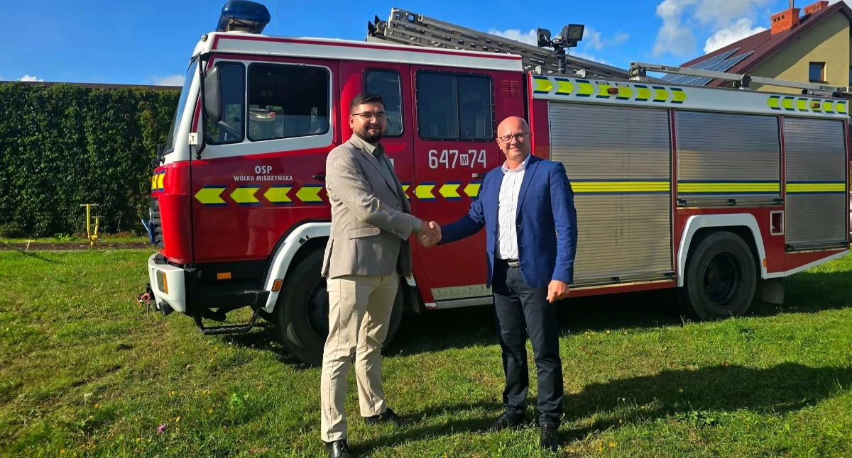 Straż pożarna, Gmina Sokołów Podlaski przekazała strażackiego Mercedesa gminie Ceranów - zdjęcie, fotografia