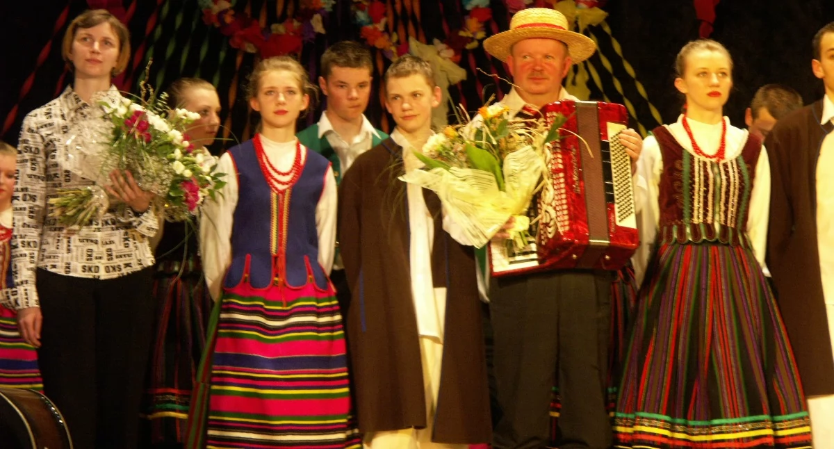Iwona Kopiwoda i Kazimierz Soszka z zespołem w 2005 r.  FOT. ARCHIWUM ŻS
