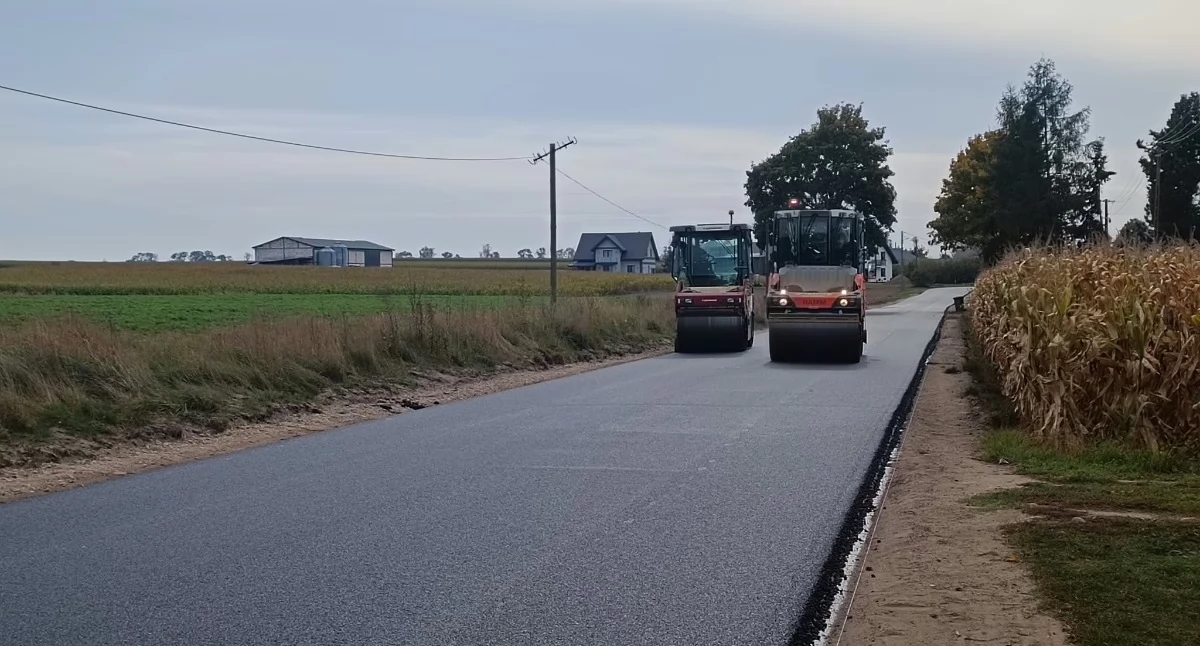 Inwestycje, asfaltowy dywanik drodze powiatowej gminie Sabnie - zdjęcie, fotografia