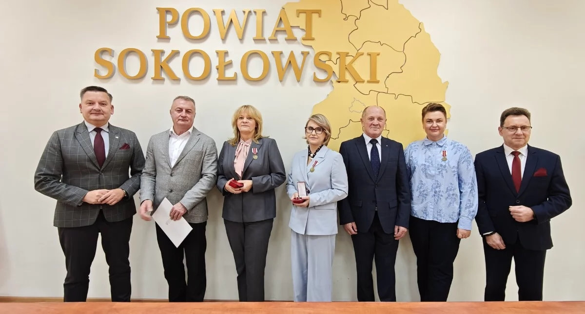 Edukacja, Pedagodzy szkół powiatowych odebrali nagrody medale - zdjęcie, fotografia
