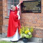  Ksiądz Jarosław Górski święci tablicę upamiętniającą Stanisława...