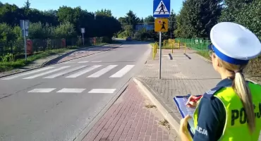 Policjanci sprawdzają drogi i oznakowanie w rejonie szkół
