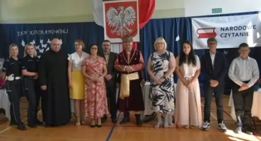 Kochanowskiego w „Szóstce” czytali m.in. pani burmistrz, ksiądz i panie policjantki