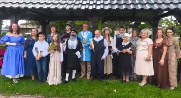 Narodowe Czytanie w Sterdyni z kabrioletami, konkursem i koncertem