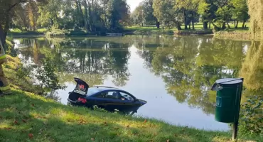 Po zderzeniu dwóch samochodów jeden wpadł do stawu na Lipowej