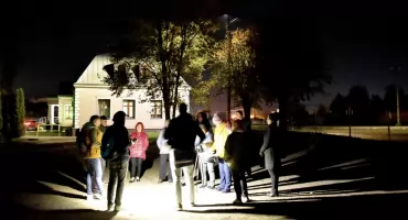 Noc Bibliotek w Sokołowie. Zabawa w detektywów i spacer.