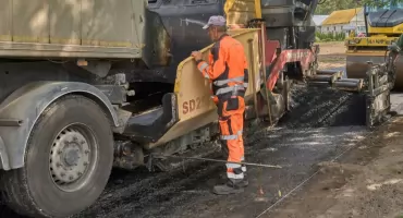 Kładą asfalt w Grochowie, dziś droga zamknięta
