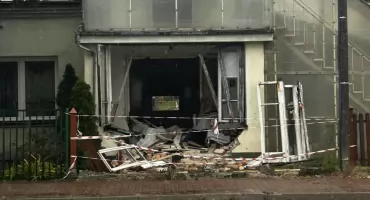 BMW wjechało w dom. Właścicielka budynku ma teraz ogromny problem!