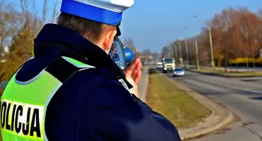 Mieszkanka powiatu otwockiego pędziła, jak szalona. Trafiła na policyjny patrol...
