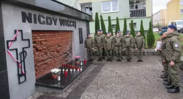 Bracia, giniemy za Polskę. Młodzież w hołdzie zamordowanym przez Niemców.