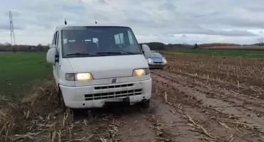 Nie miał prawka, więc postanowił uciec busem przed policją...