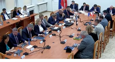 Powiat wyemituje obligacje na 7 mln zł. Przeważył głos Marcina Pasika, który... nie może być radnym!