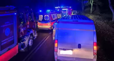 Zagapił się i uderzył w traktor. Ranny kierowca trafił do szpitala.