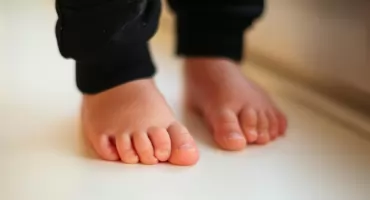 Kapcie dla małych stóp z wysokim podbiciem – jak wybrać idealne obuwie do przedszkola