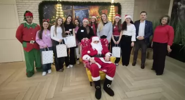 W rolę Mikołaja i Elfa wcielili się członkowie zarządu powiatu...