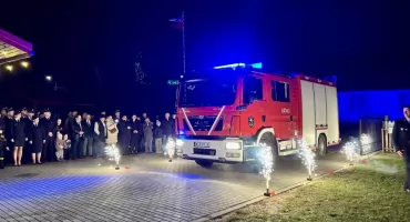 OSP Hołowienki ma kolejny wóz strażacki. Przyjechał aż z Holandii.