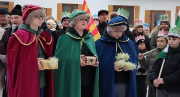 Orszak Trzech Króli w Repkach rozpoczęły jasełka, a zakończyło ognisko