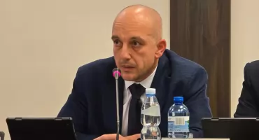 Radny Piotr Sikorski o reorganizacji oświaty: lepiej zrobić mały krok niż nie robić nic