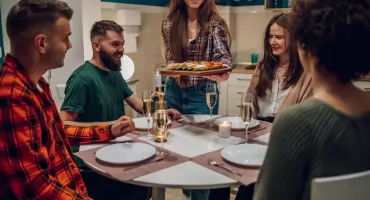 Jak wybrać okrągły stół do jadalni połączonej z salonem, by zachować spójność stylu?