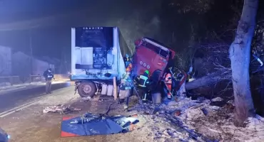 Nocny wypadek w Bielanach, ciężarówka ścięła drzewo...