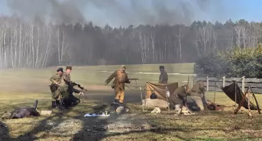 Hołd dla Żołnierzy Niezłomnych w Sikorach: kwiaty i znicze, biegi, rekonstrukcja