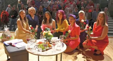 W Sterdyni w poniedziałek było bardzo kobieco. Z teatralną premierą...