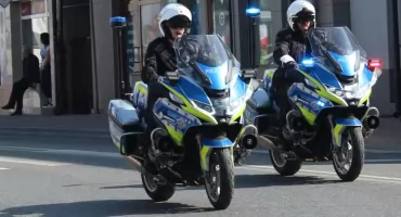 Jeden za kierownicą Mitsubishi, drugi Alfa Romeo. Obaj bez prawa jazdy