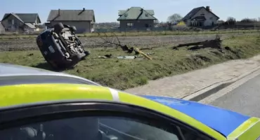 Pijany kierowca mustanga wpadł w święta dwa razy – ucieczkę przed policją zakończył dachowaniem!
