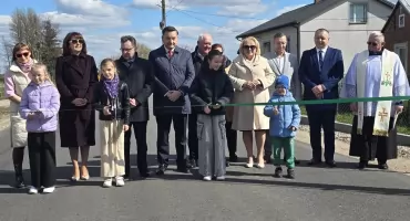 Przed remontem na płotach przy tej drodze wisiało pełno kołpaków...