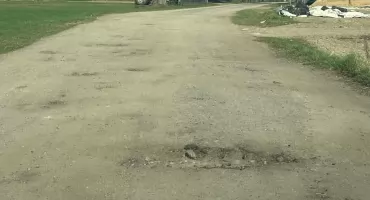 Mieszkańcy Dmoch upominają się o remont drogi, która prowadzi do ich miejscowości...