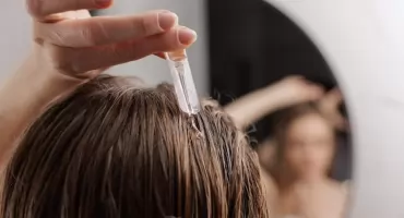 Czym różnią się ampułki fryzjerskie od odżywek? Sprawdź, kiedy warto po nie sięgnąć