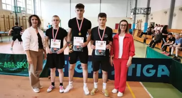 Spędzili niedzielę przy stole... z paletkami