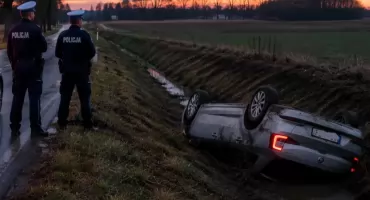 Dwie osoby odwieziono do szpitala po dachowaniu Skody