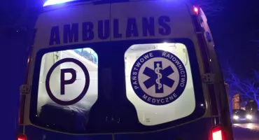 Kierowca toyoty jechał pijany i na zakazie. Uderzył w karpę, zmarł w szpitalu.