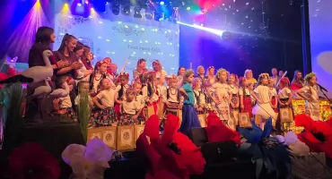 Kolorowo i z przytupem! Przedszkolaki promowały piosenki ludowe.
