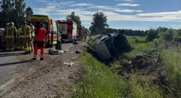 Cztery osoby w szpitalu po wypadku busa pod Mołomotkami