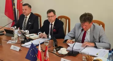Zarząd powiatu dostał wotum zaufania i absolutorium. Opozycja z PiS nie szczędziła krytyki.