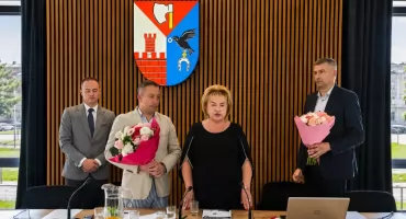 Wójt gminy Sterdyń z wotum zaufania i absolutorium. Na koniec tort dla wszystkich.