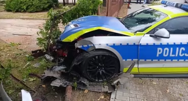 Słynny Mustang w policyjnych barwach... rozbity.
